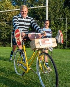 Aankomende voorzitter Bas Dijkstra op de Bob-fiets